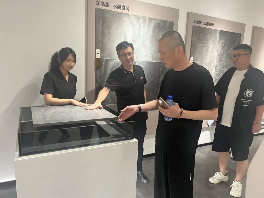 共話家居發(fā)展新趨勢(shì)｜湖南千思裝飾集團(tuán)張董一行蒞臨鷹牌總部參觀交流(圖2)