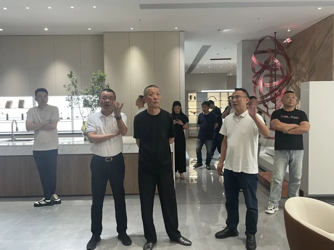 共話家居發(fā)展新趨勢(shì)｜湖南千思裝飾集團(tuán)張董一行蒞臨鷹牌總部參觀交流(圖4)